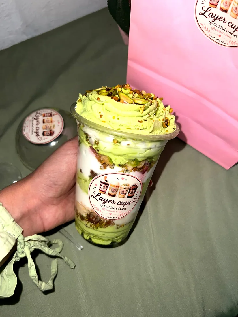 Layer Cup Pistache tenu à la main